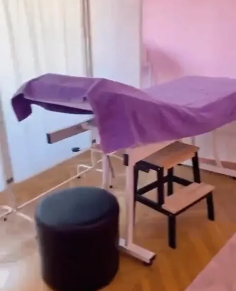 Treatment beds with purple covers in the salon